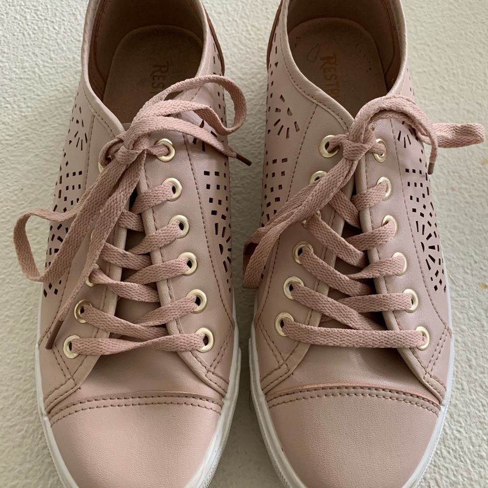 Low top light pink coverse style sneaker